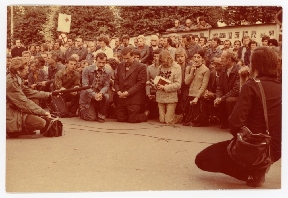 Prayer at August strikes, Gdańsk Shipyard, 1980. Photographer unknown / collection of the European Solidarity Centre.
