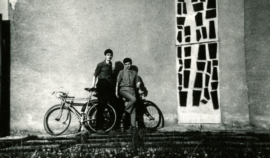 Krystian Lupa (left) and Zbysław Maciejewski (right) near Jastrzębie-Zdrój, 1965. Photographer unknown. Source: Krystian Lupa’s private collection